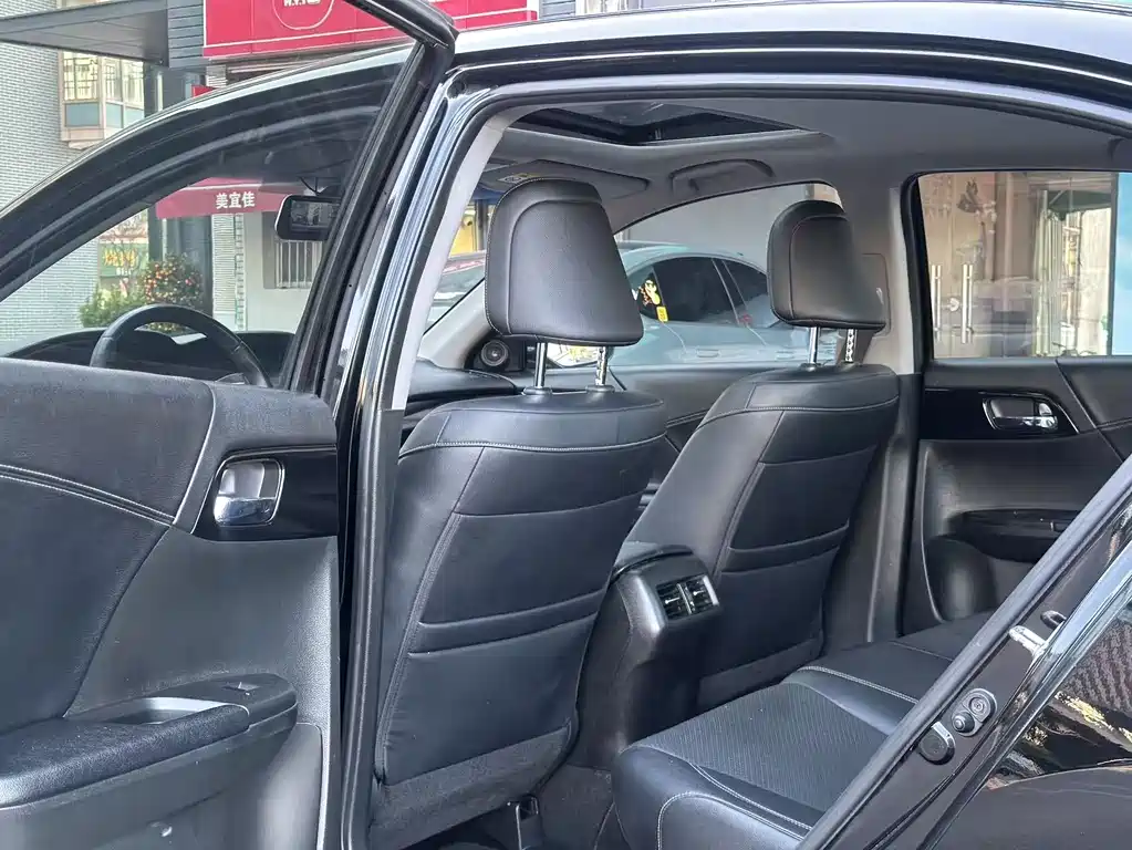 Honda Accord 2018 — фото 10