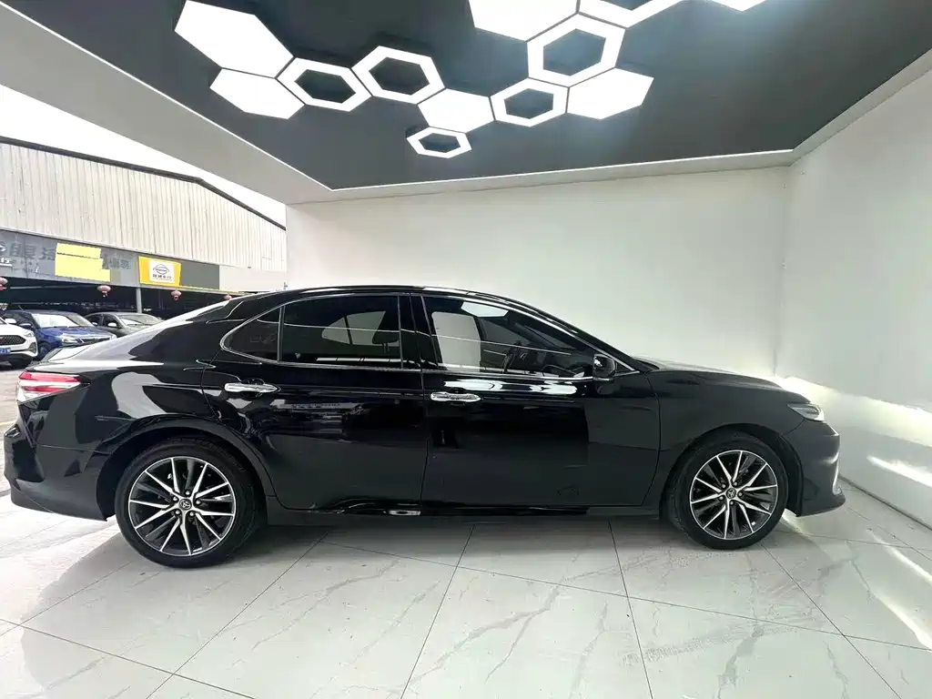 Toyota Camry 2023 — фото 10