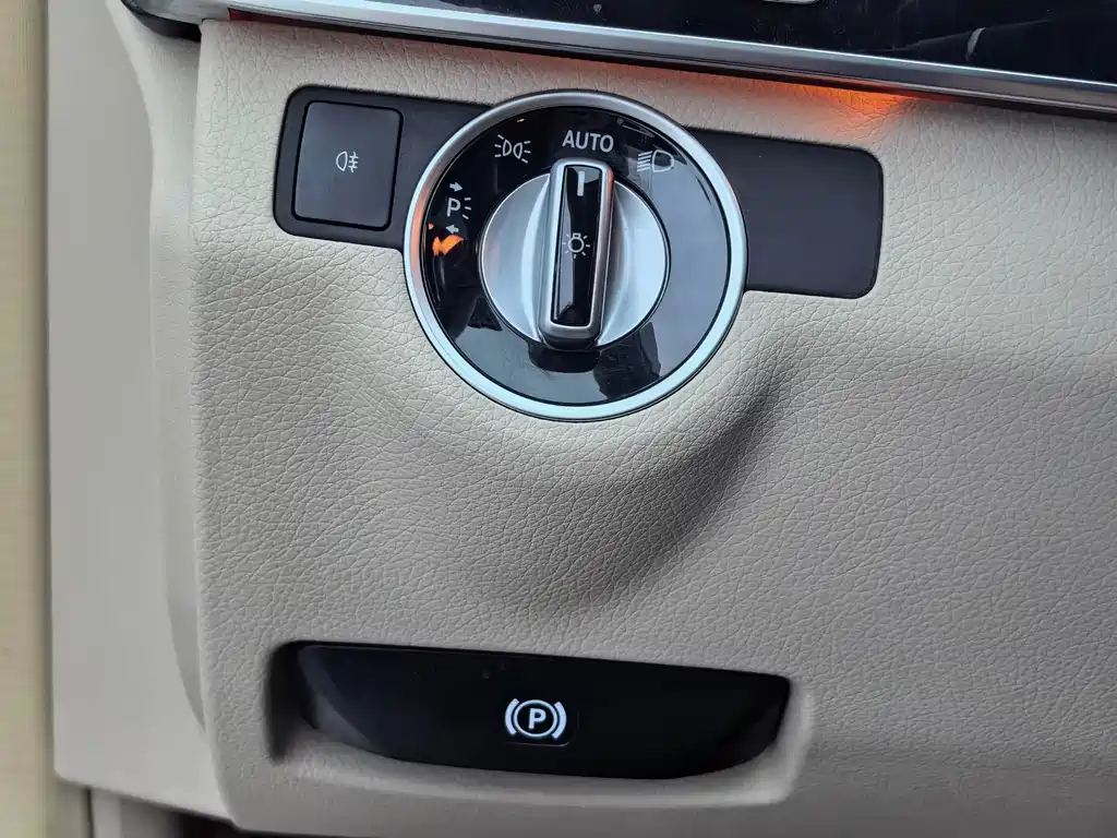 Mercedes-Benz E-Class 2015 — фото 29