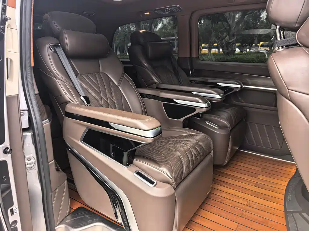 Mercedes-Benz V-Class 2022 — фото 12