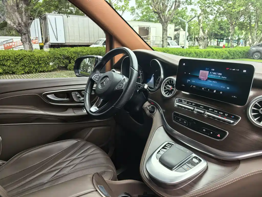 Mercedes-Benz V-Class 2022 — фото 13