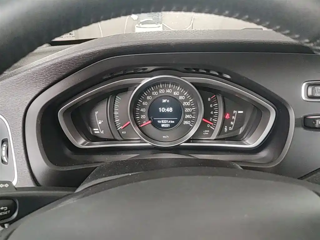 Volvo V40 2016 — фото 12