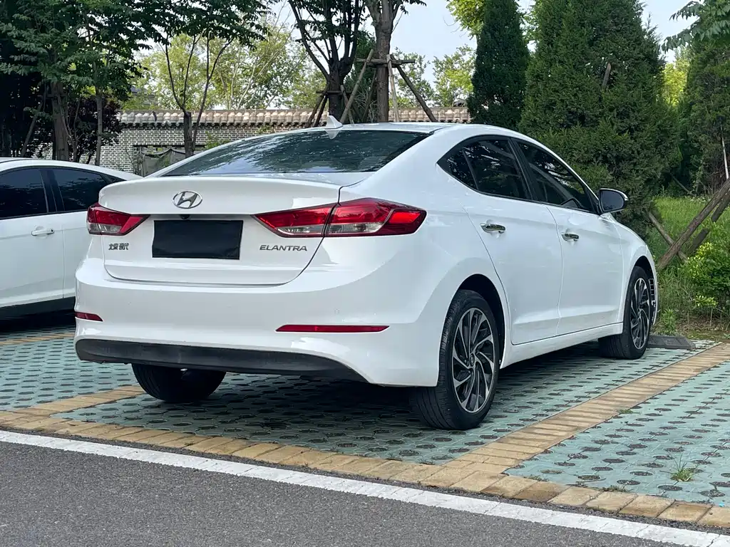 Hyundai Elantra 2020 — фото 5