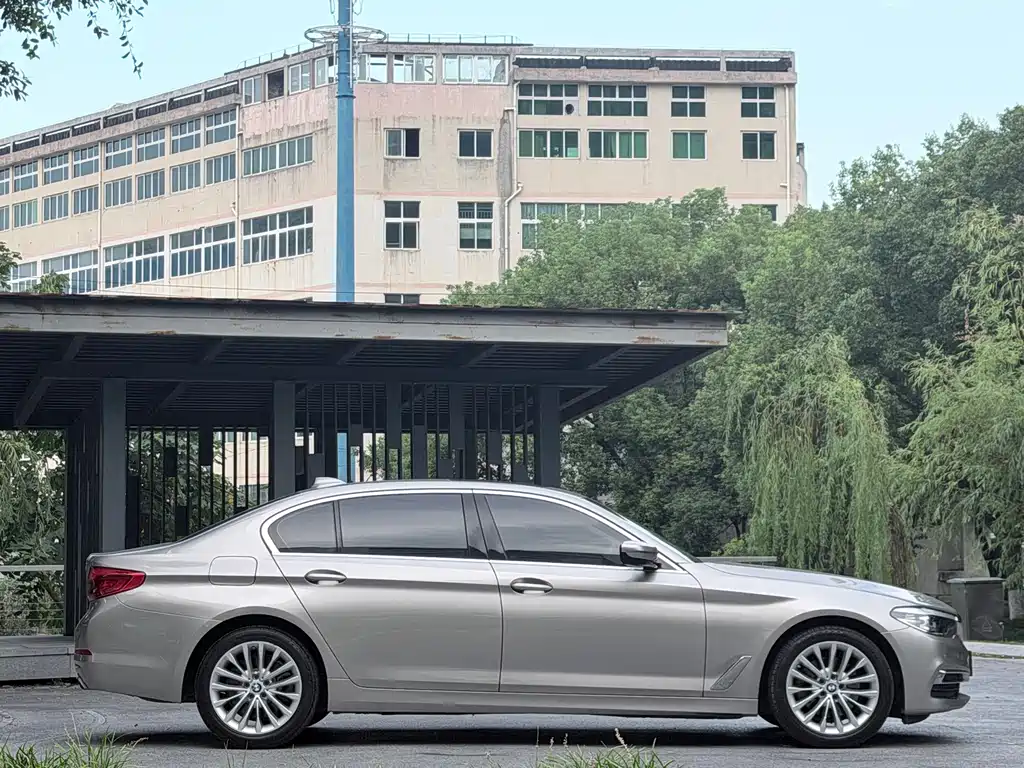 BMW 5 Series 2019 — фото 14