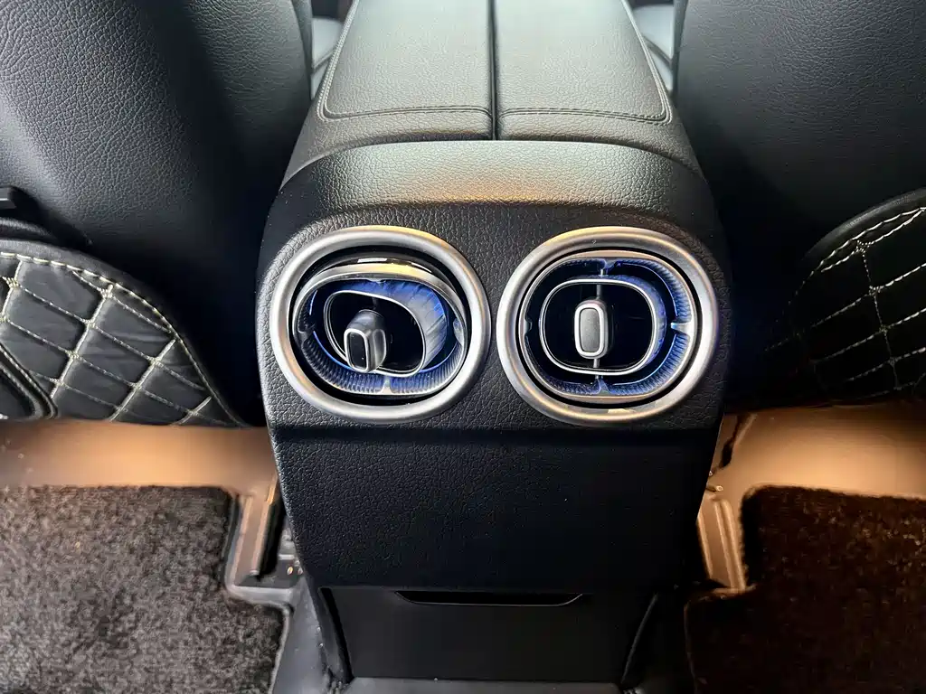 Mercedes-Benz C-Class 2025 — фото 13