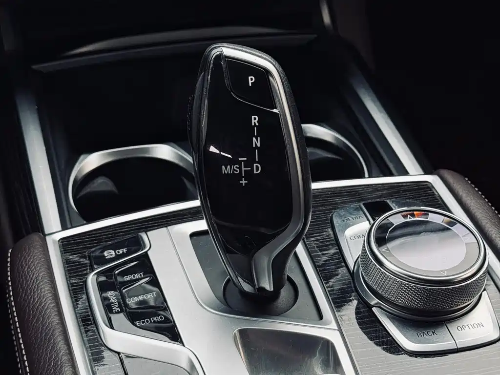 BMW 7 Series 2017 — фото 25