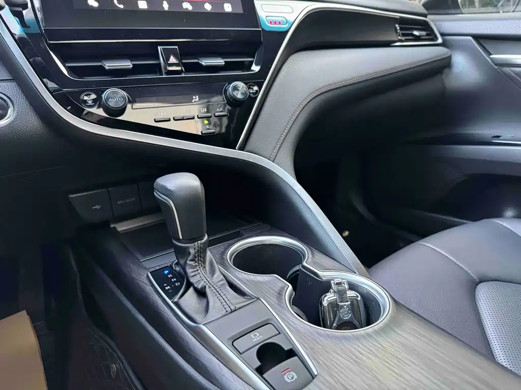 Toyota Camry 2023 — фото 13