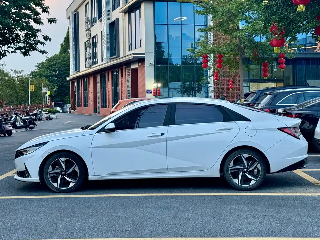Hyundai Elantra 2021 — фото 13