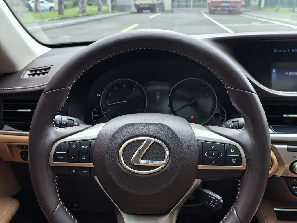 Lexus ES 2016 — фото 14