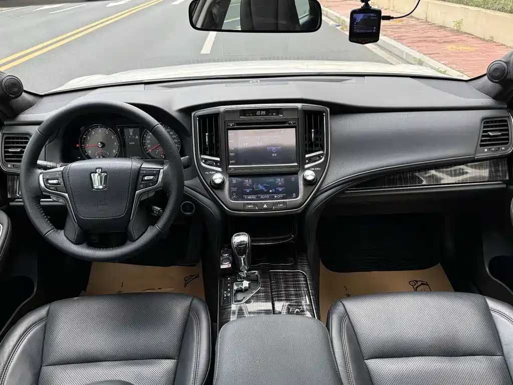 Toyota Crown 2015 — фото 11
