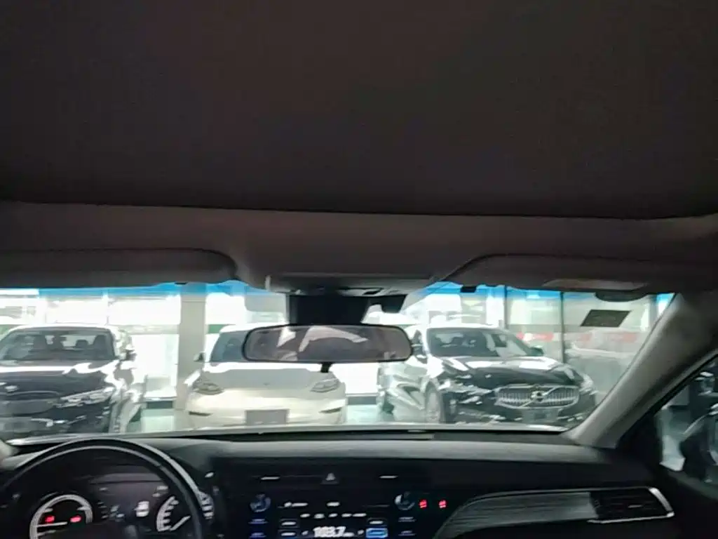 Toyota Camry 2019 — фото 18