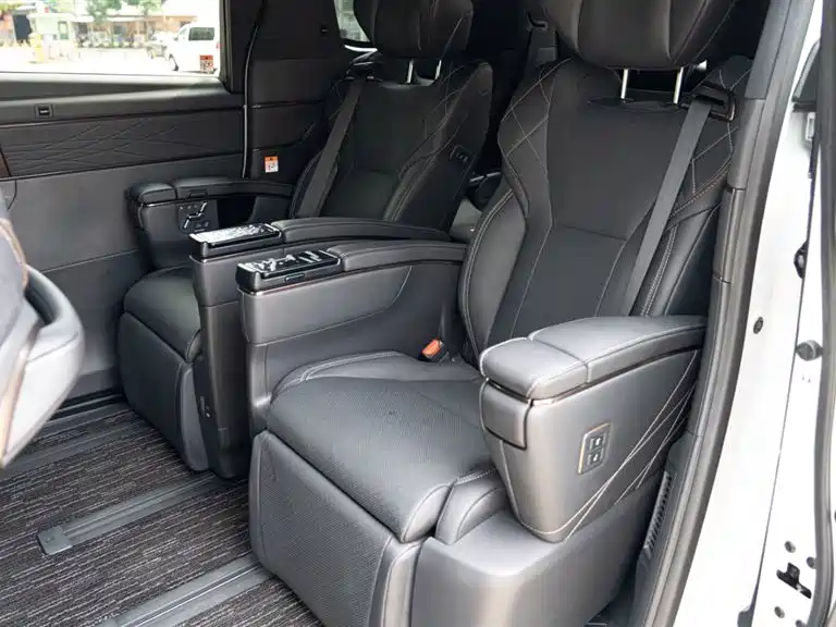 Toyota Alphard — фото 10