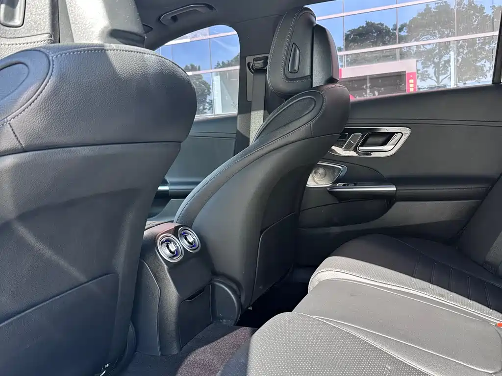 Mercedes-Benz C-Class 2023 — фото 11