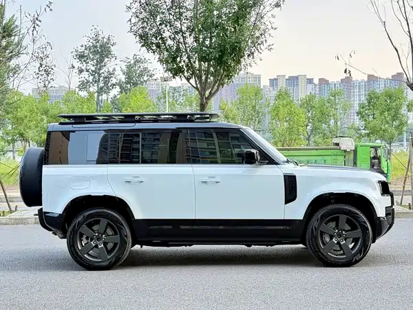 Land Rover Defender 2025