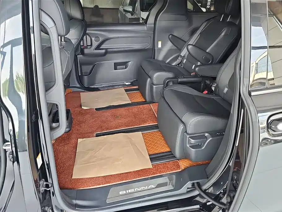 Toyota Sienna 2023 — фото 11