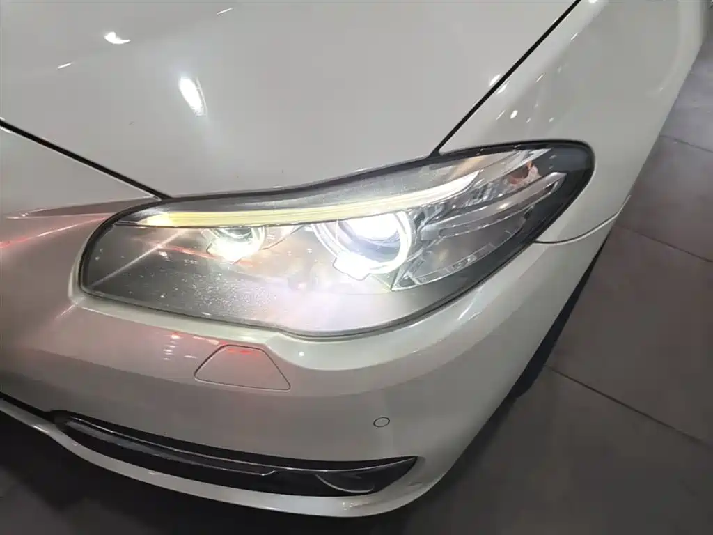 BMW 5 Series 2015 — фото 24