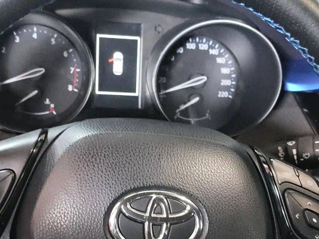 Toyota C-HR 2018 — фото 15