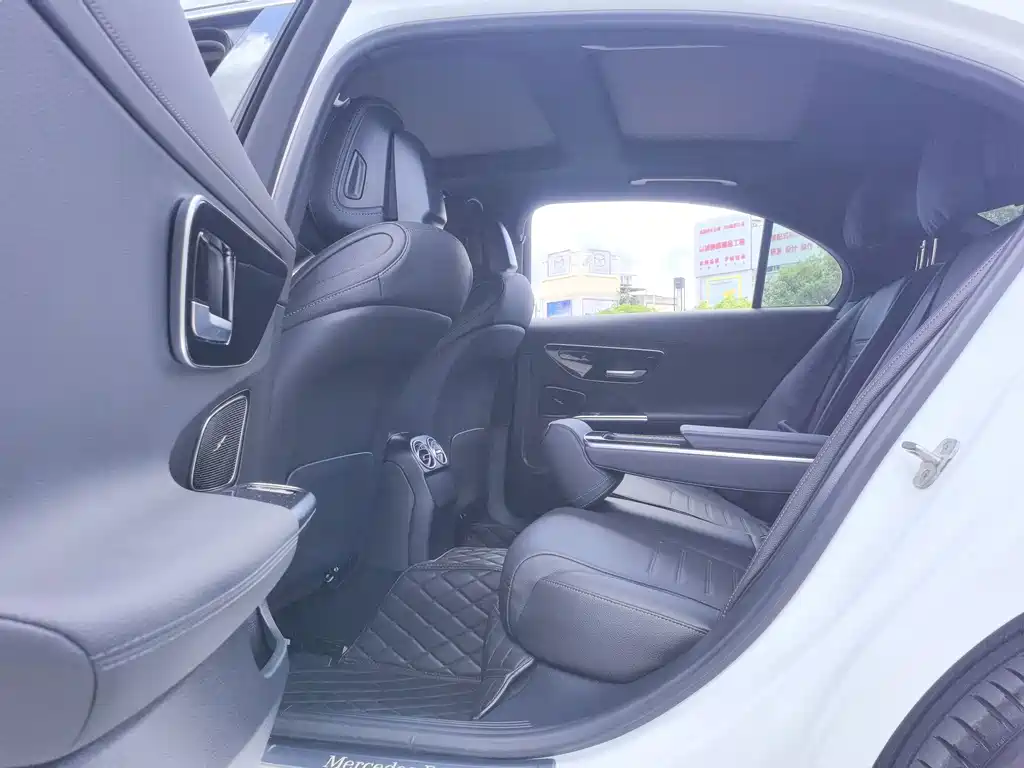 Mercedes-Benz C-Class 2024 — фото 14