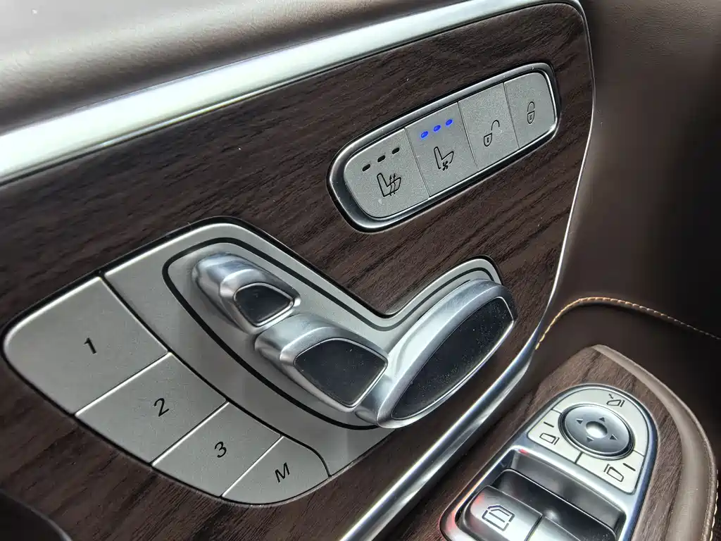 Mercedes-Benz V-Class 2022 — фото 15