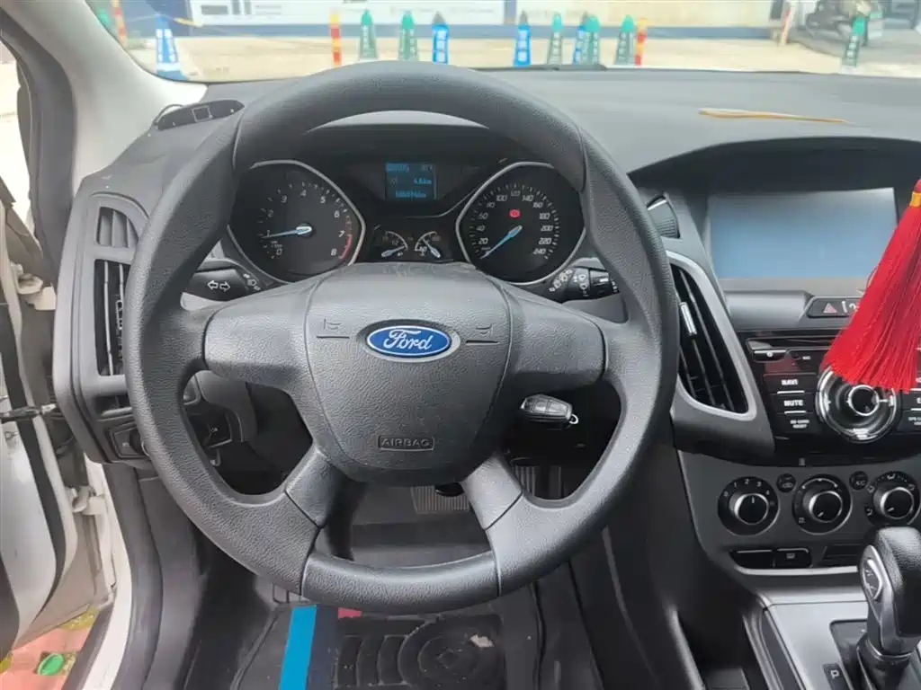 Ford Focus 2014 — фото 11