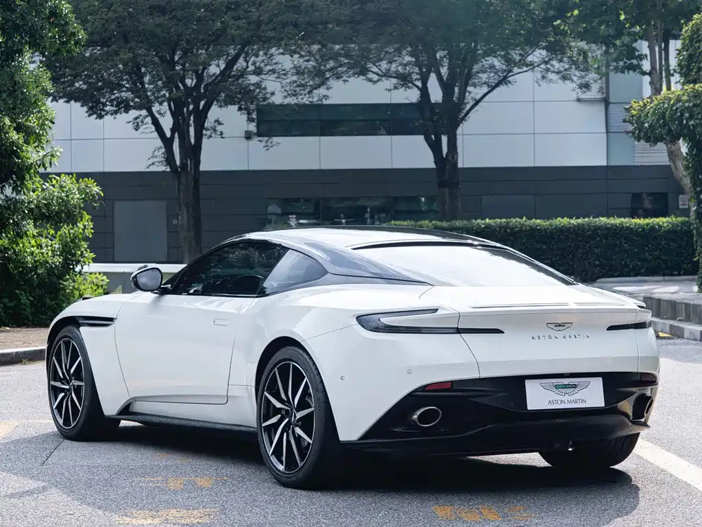 Aston Martin DB11 2021 — фото 5