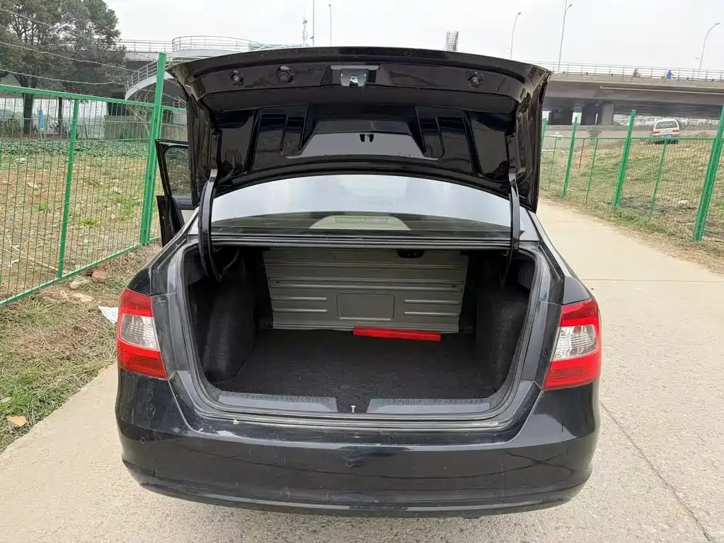 Skoda Rapid 2013 — фото 13