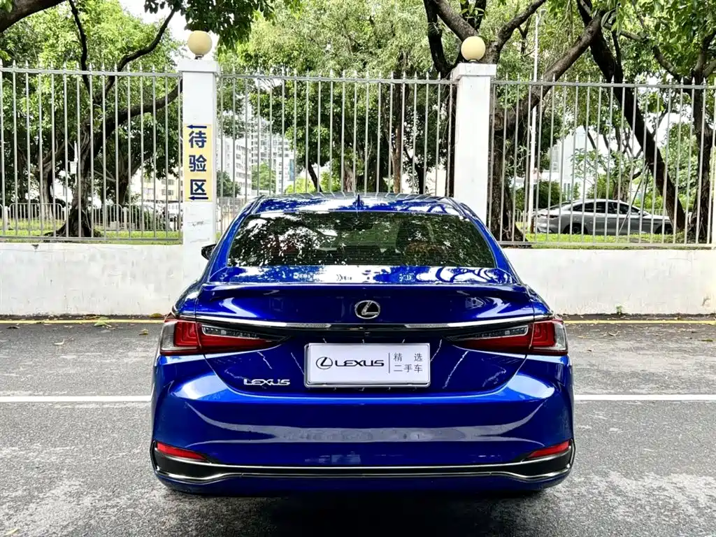 Lexus ES 2020 — фото 8