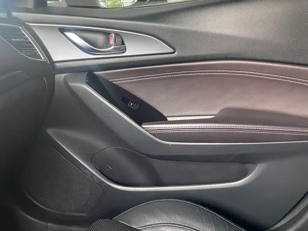 Mazda 3 Axela 2019 — фото 10