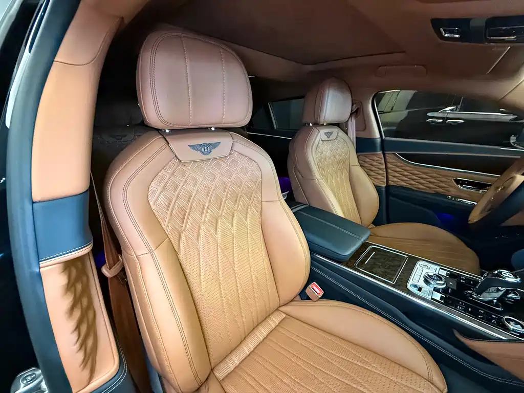 Bentley Flying Spur 2024 — фото 13
