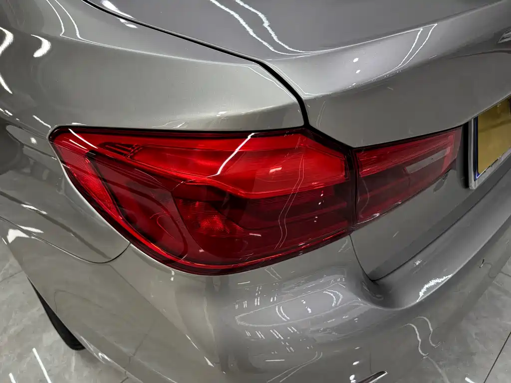 BMW 5 Series 2017 — фото 17