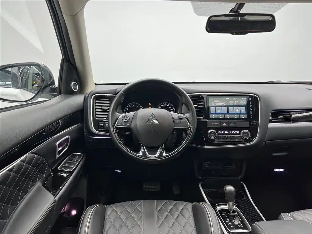 Mitsubishi Outlander 2021 — фото 16