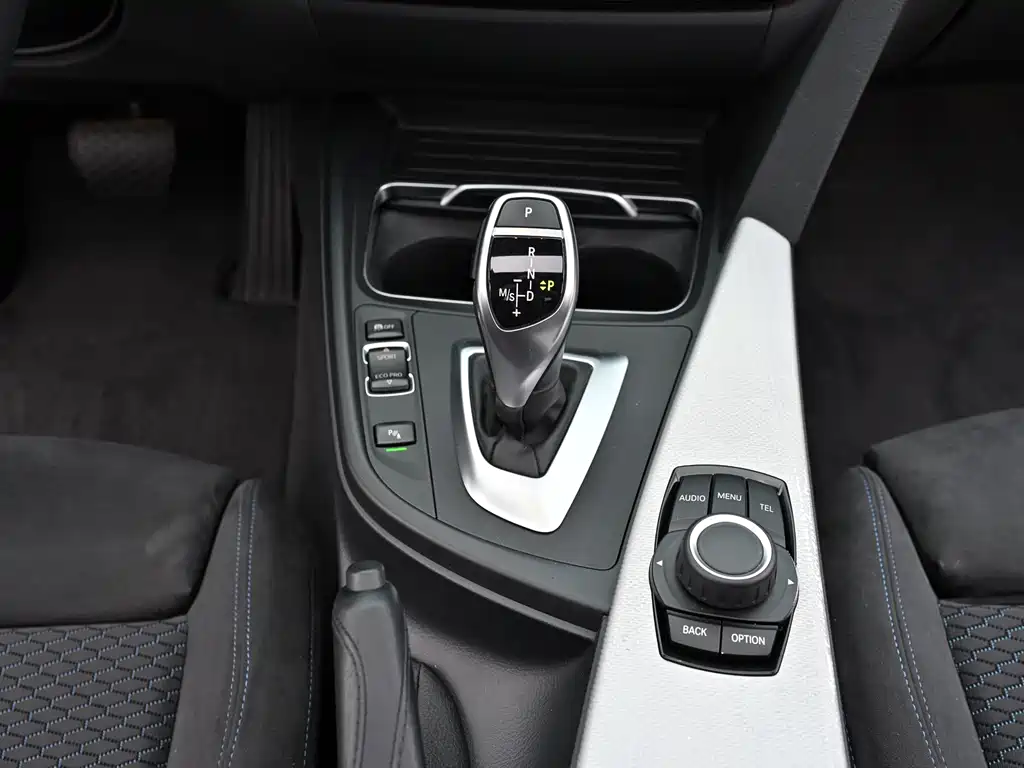 BMW 3 Series 2017 — фото 11