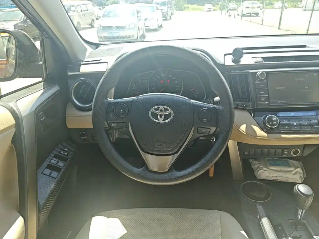Toyota RAV4 2015 — фото 11
