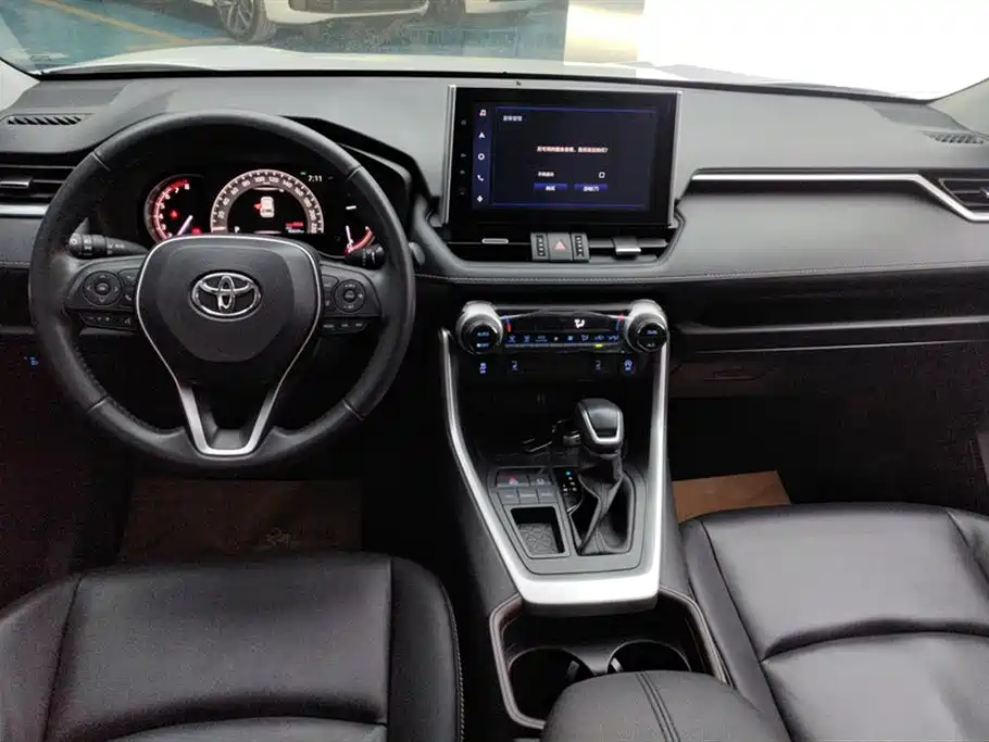 Toyota RAV4 2023 — фото 11