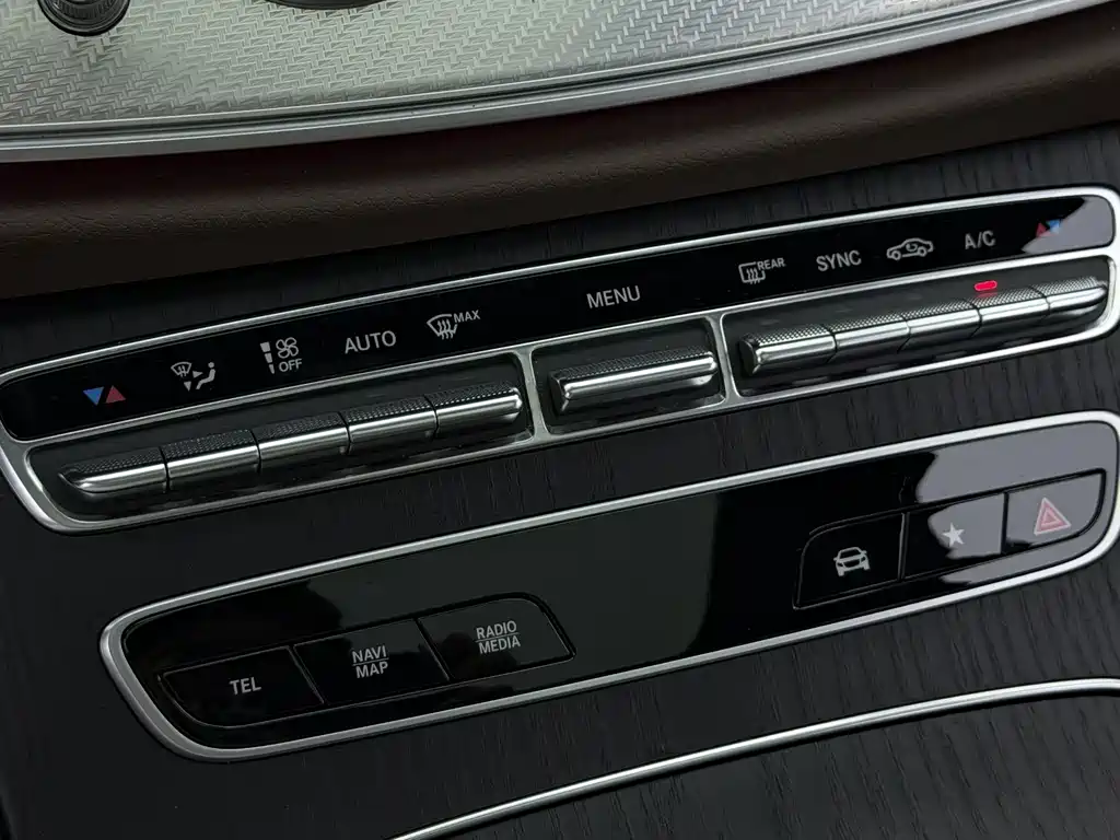 Mercedes-Benz E-Class 2022 — фото 13