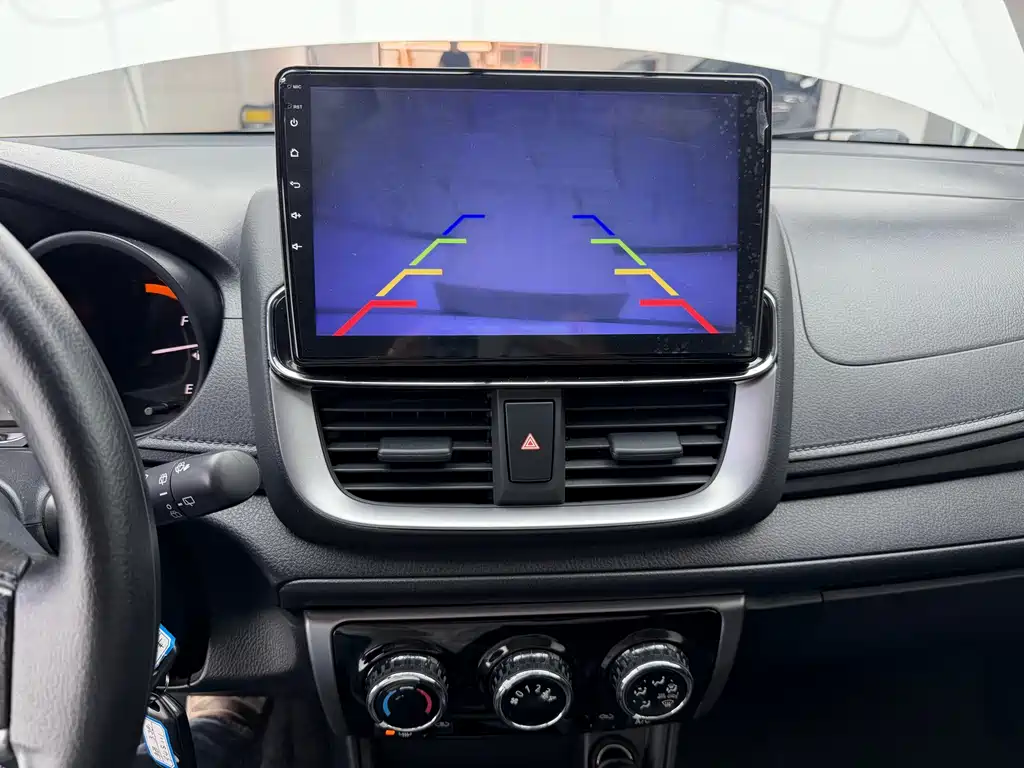 Toyota Yaris L 2022 — фото 12