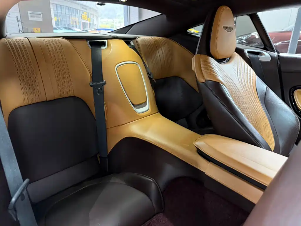 Aston Martin DB11 2017 — фото 13