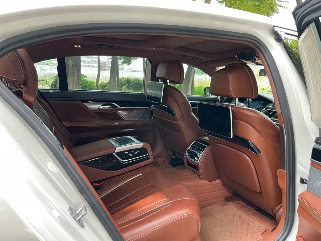 BMW 7 Series 2018 — фото 12