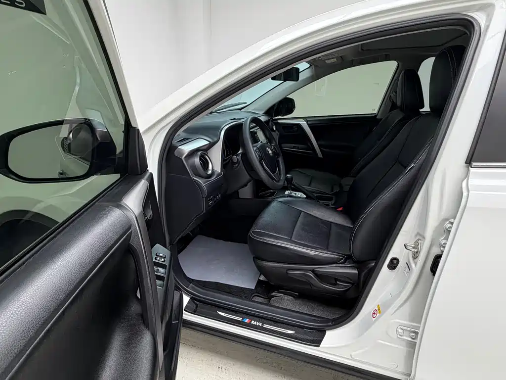 Toyota RAV4 2018 — фото 15