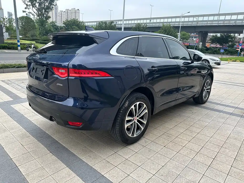 Jaguar F-PACE 2016 — фото 11