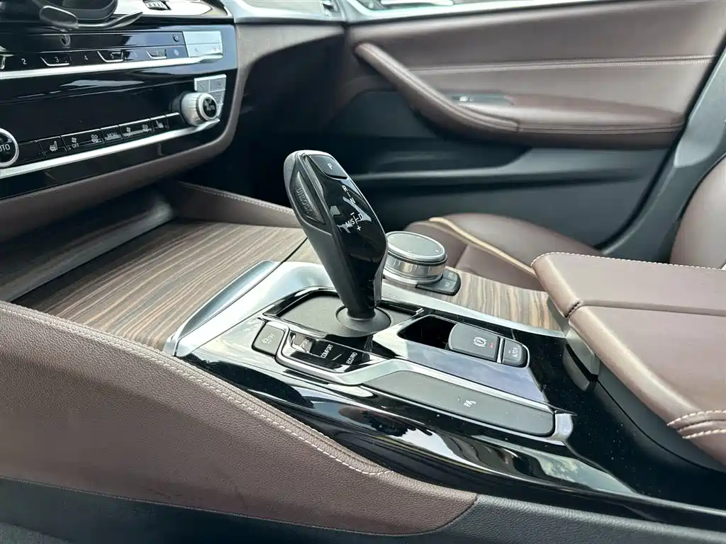 BMW 5 Series 2020 — фото 15