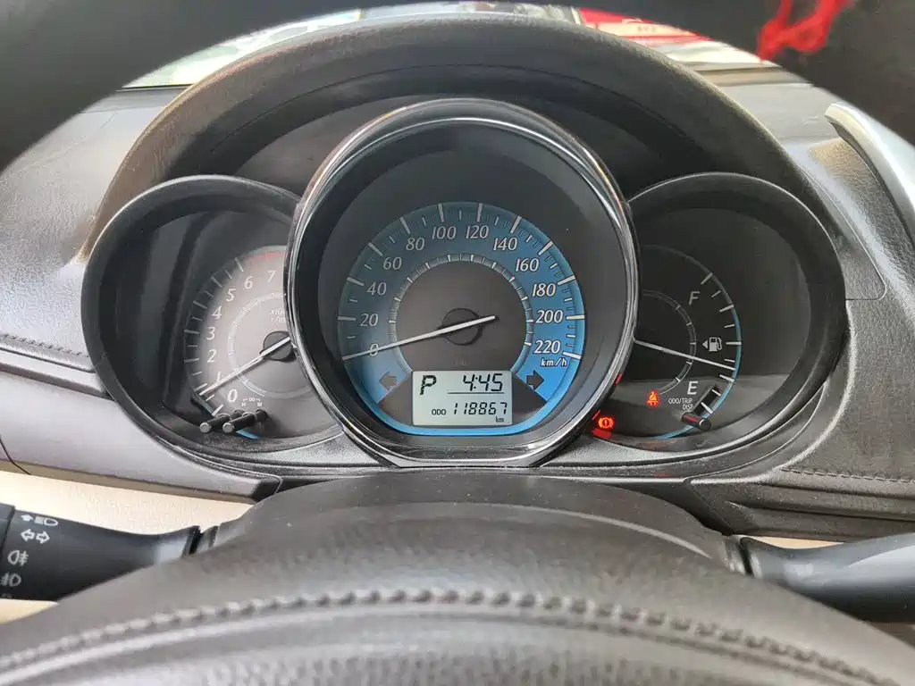 Toyota Yaris L 2014 — фото 12
