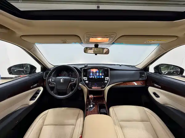 Toyota Crown 2015