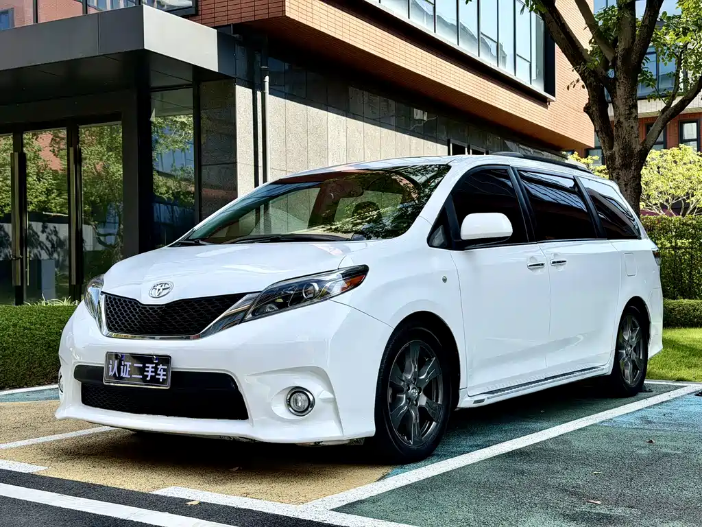 Toyota Sienna 2017 — фото 1