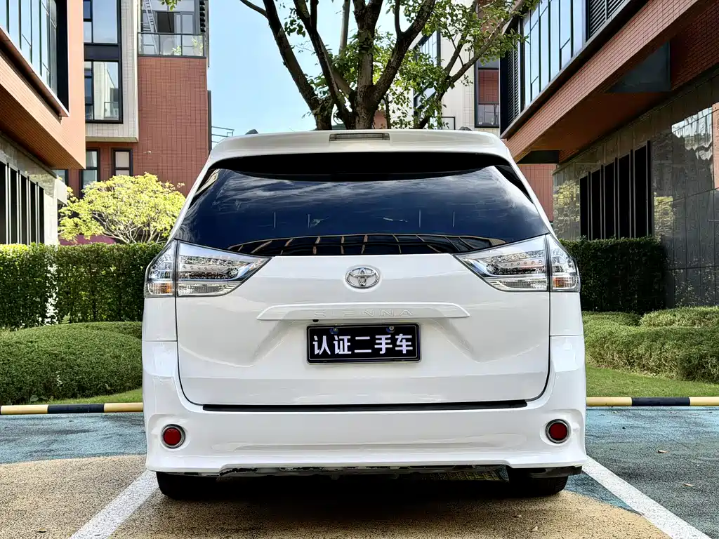 Toyota Sienna 2017 — фото 5
