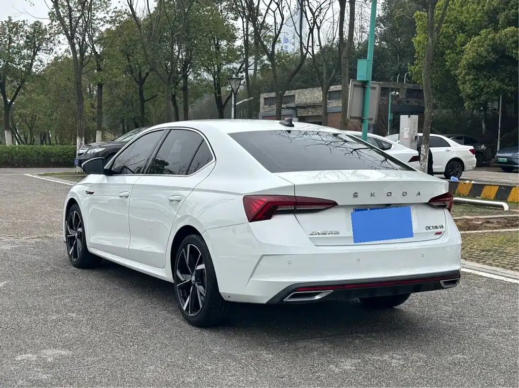 Skoda Octavia 2024 — фото 11