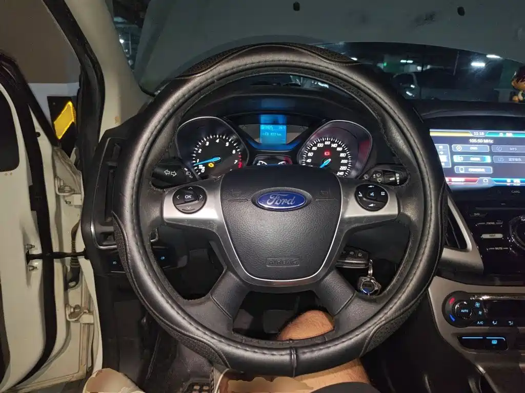 Ford Focus 2014 — фото 11