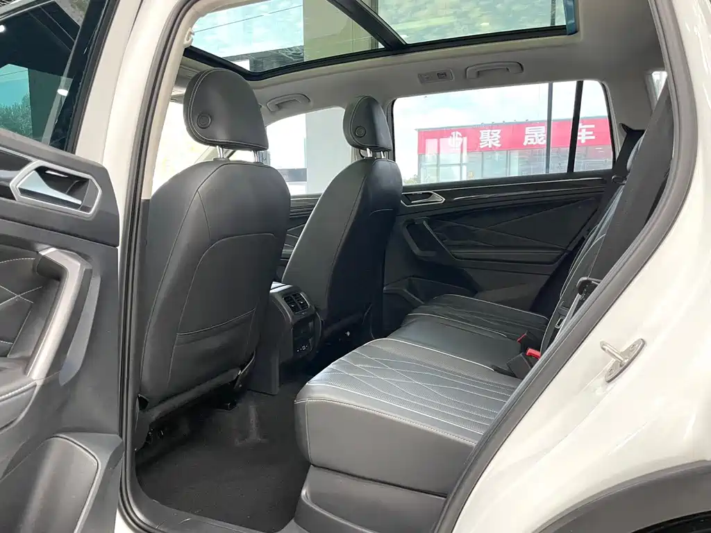 Volkswagen Tiguan L 2023 — фото 10