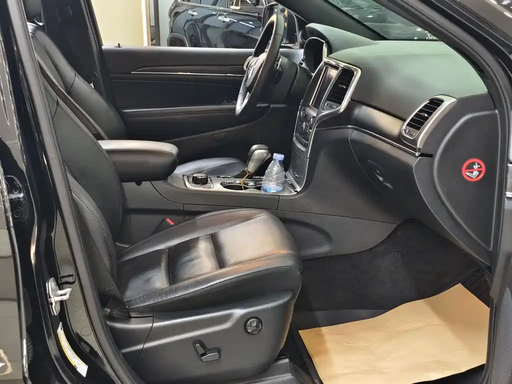 Jeep Grand Cherokee 2019 — фото 10