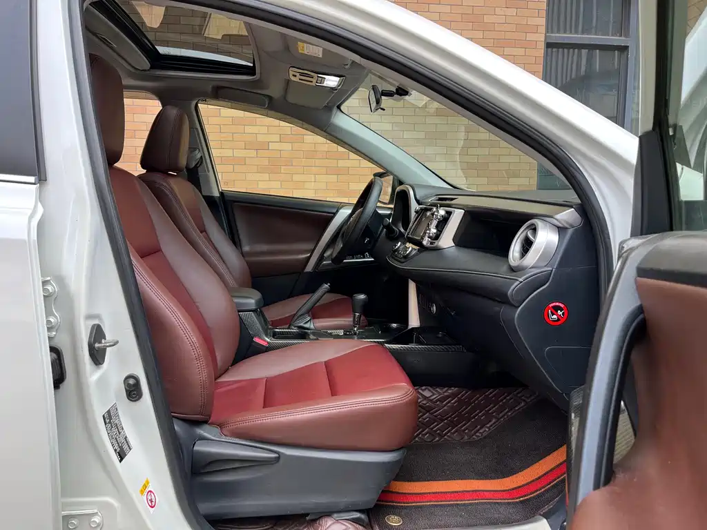 Toyota RAV4 2017 — фото 16